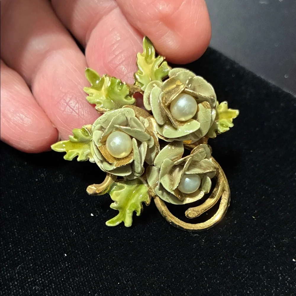 Elegant vintage Floral Pearl Brooch
